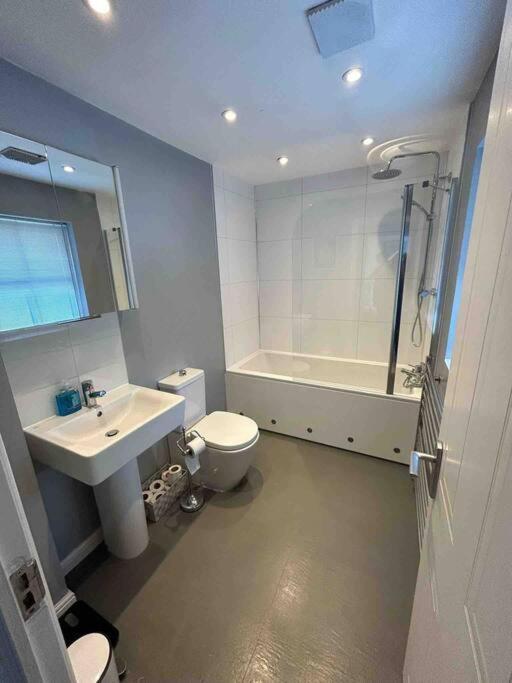 Home In Southsea With Hot Tub, Close To The Sea ポーツマス エクステリア 写真